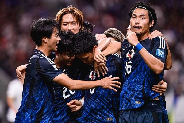 三笘薫與隊友擁抱慶祝勝利(photo:sepakbola)/金享娛樂城