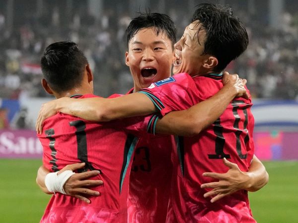 韓國隊在2026世界盃資格賽獲勝後擁抱慶祝(photo：theguardian)/金享娛樂城